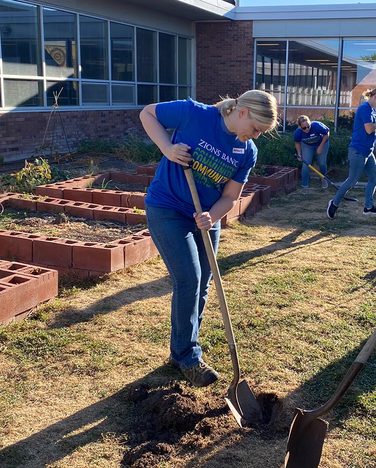 Zions Bank Employee Doing Community Service